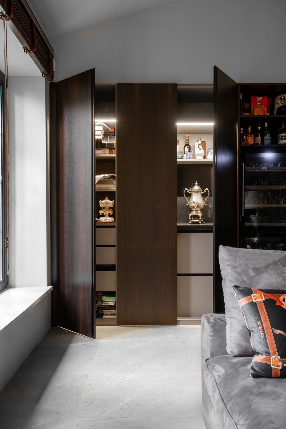 Современная гостиная в загородном доме