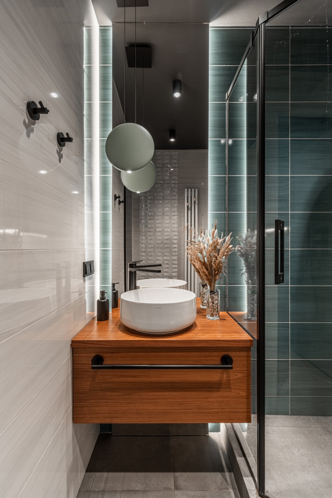 На фото: ванная комната среднего размера в современном стиле