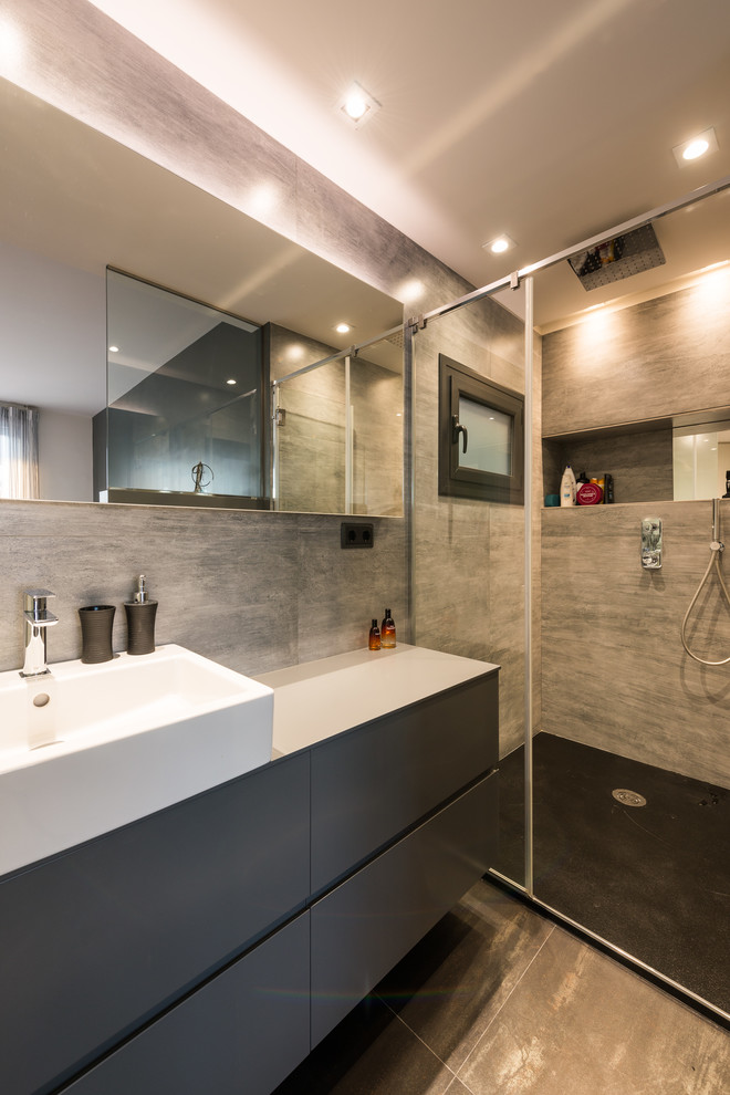 Design ideas for a mid-sized contemporary 3/4 bathroom in Barcelona with flat-panel cabinets, grey cabinets, a curbless shower and a vessel sink.