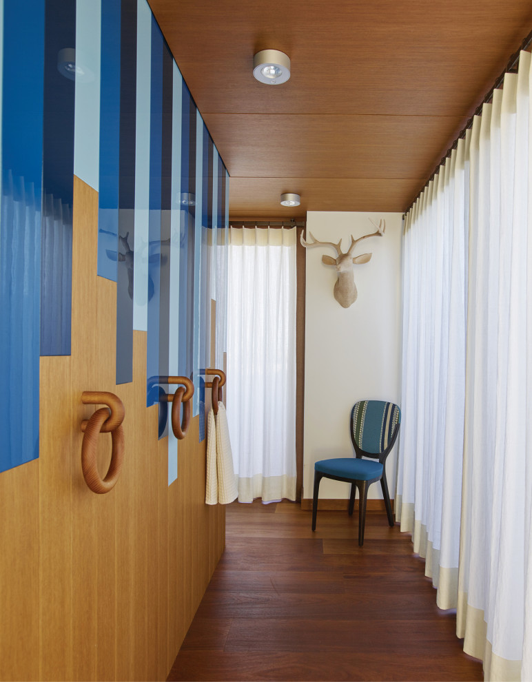На фото: коридор среднего размера в стиле ретро с синими стенами, паркетным полом среднего тона, коричневым полом, деревянным потолком и панелями на части стены