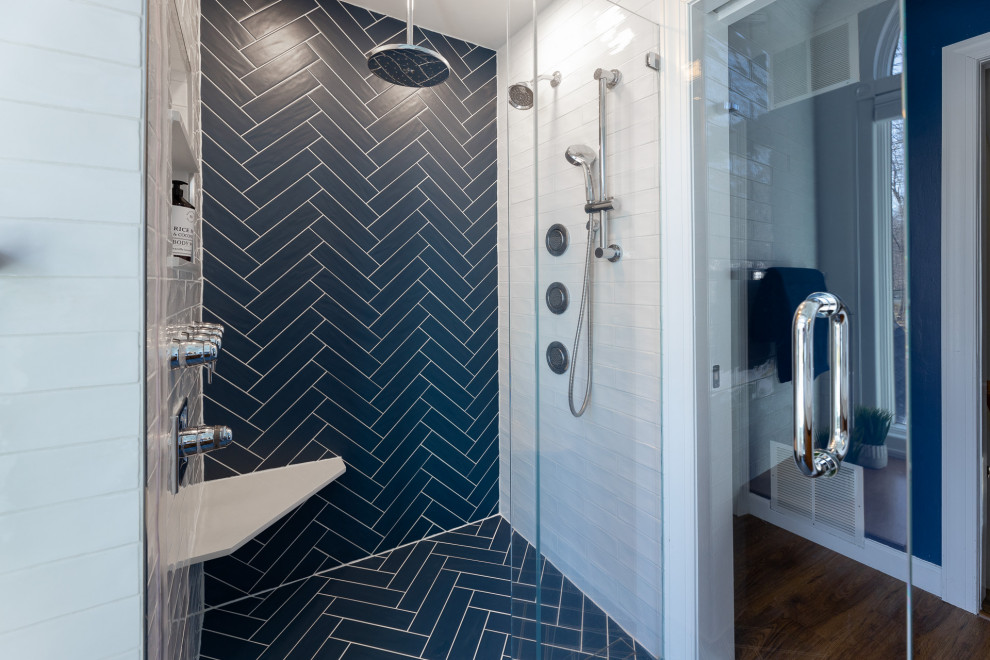 Foto di una stanza da bagno moderna con ante in legno chiaro, piastrelle blu, top in quarzite, top bianco, un lavabo e mobile bagno incassato