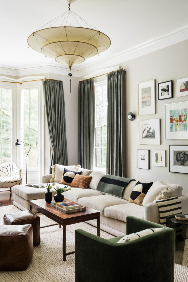 Идея дизайна: изолированная гостиная комната в классическом стиле с серыми стенами, темным паркетным полом, скрытым телевизором и коричневым полом