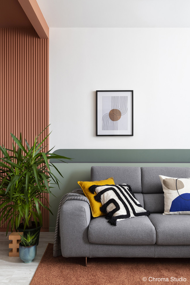 Idées déco pour un salon contemporain de taille moyenne et ouvert avec un mur multicolore, parquet clair, un téléviseur fixé au mur et un sol blanc.