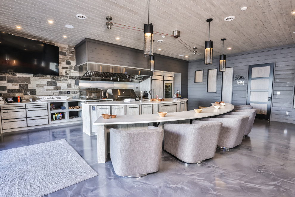 Foto på ett funkis vit kök, med en undermonterad diskho, släta luckor, grå skåp, bänkskiva i koppar, stänkskydd i kalk, rostfria vitvaror, betonggolv, flera köksöar och grått golv