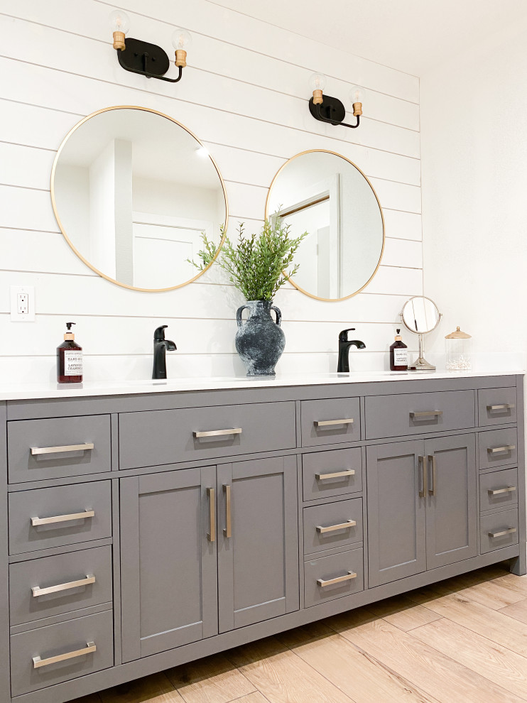 Mittelgroßes Klassisches Badezimmer En Suite mit grauen Schränken, weißen Fliesen, schwarzem Boden, Doppelwaschbecken und freistehendem Waschtisch in Orange County