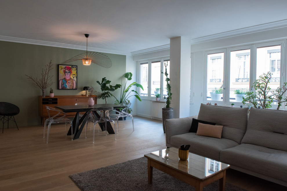 Idee per un soggiorno design con pareti verdi e parquet chiaro