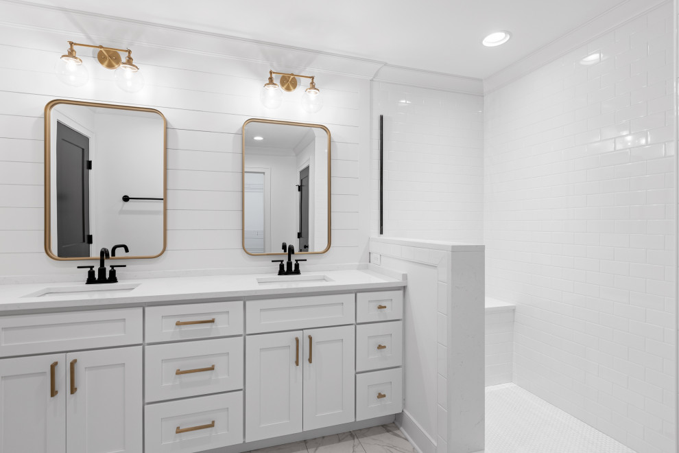 Klassisk inredning av ett stort vit vitt en-suite badrum, med skåp i shakerstil, vita skåp, en dusch i en alkov, vit kakel, tunnelbanekakel, vita väggar, klinkergolv i porslin, bänkskiva i kvarts och vitt golv