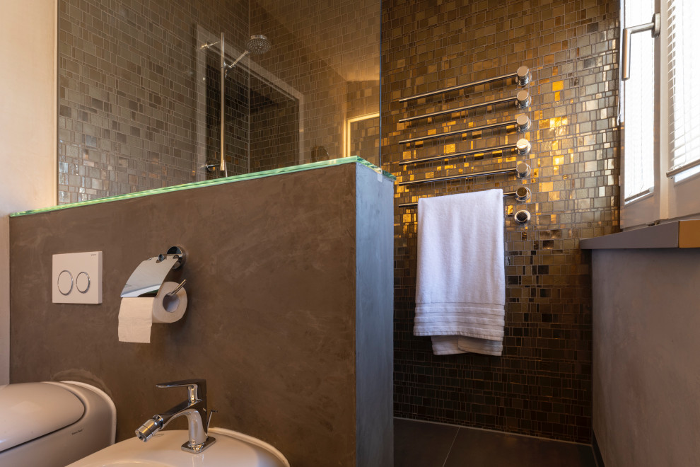 Badezimmer With bodengleicher Dusche, beiger Wandfarbe, grauem Boden, offener Dusche, beiger Waschtischplatte and braunen Fliesen in Munich