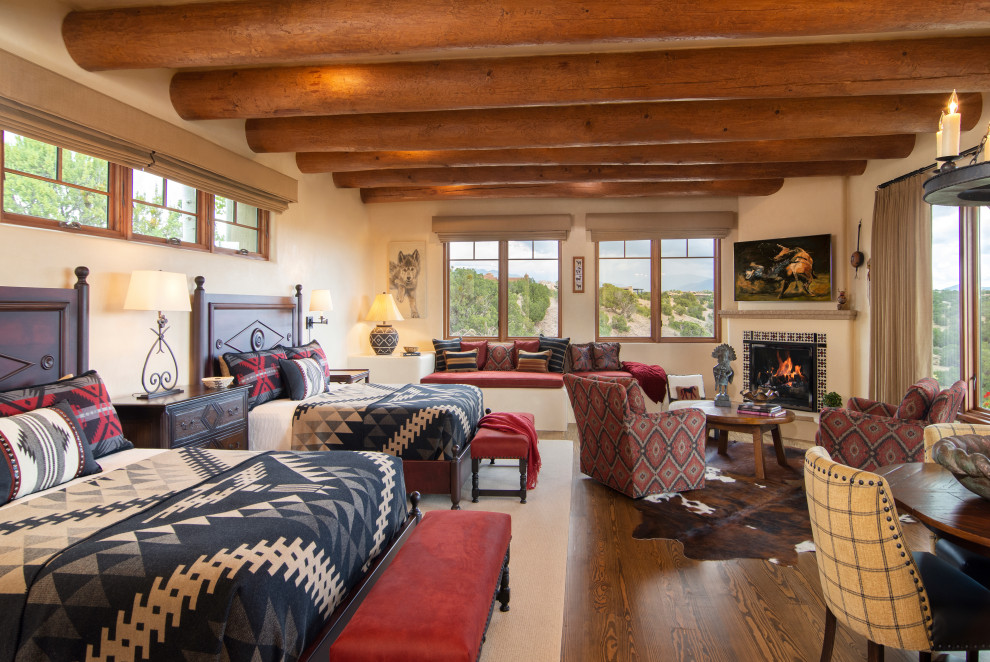 Ejemplo de habitación de invitados de estilo americano con suelo de madera en tonos medios y vigas vistas