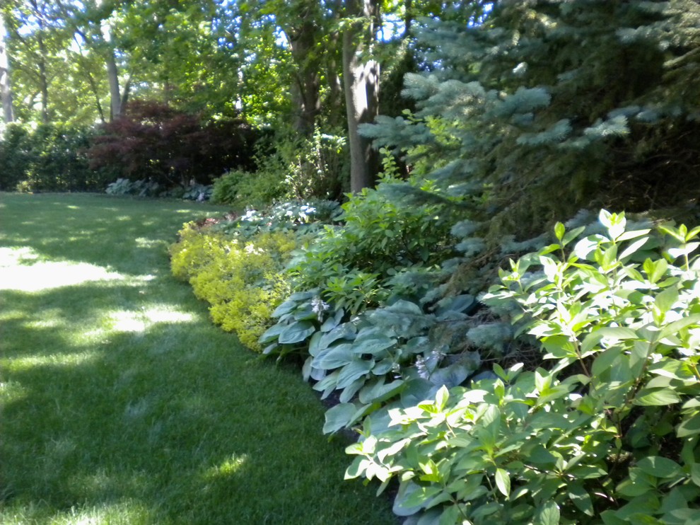 Ispirazione per un grande giardino formale classico esposto a mezz'ombra nel cortile laterale in estate con pacciame