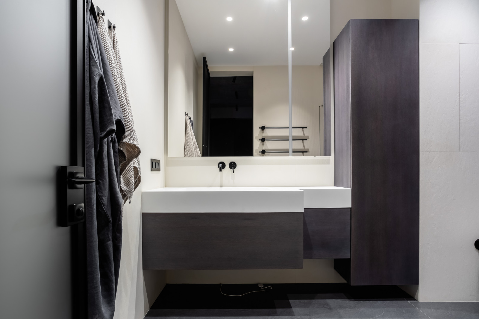 Черно-белая студия с парижским акцентом