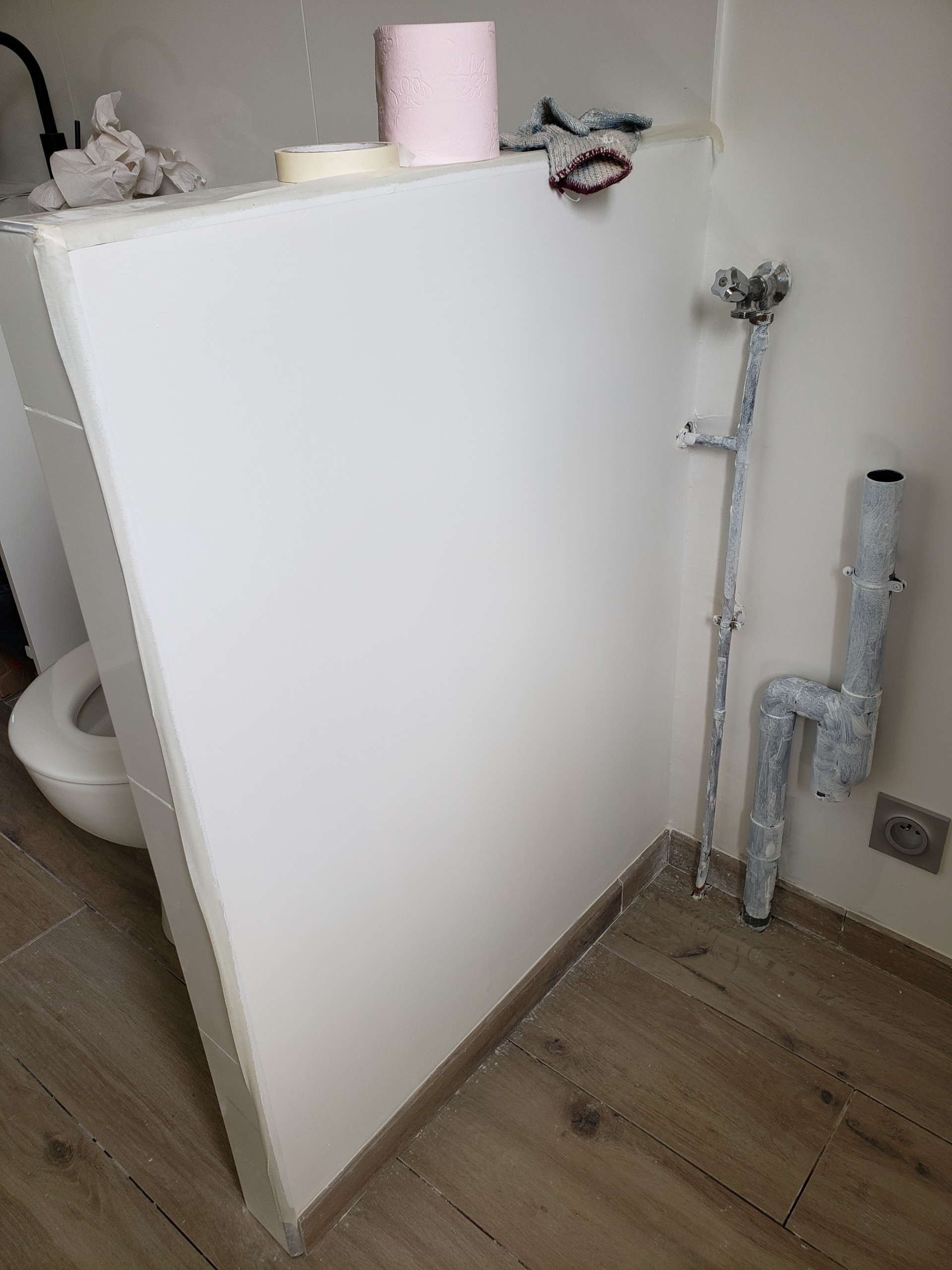 Création d'un muret de séparation entre les WC et la machine à laver