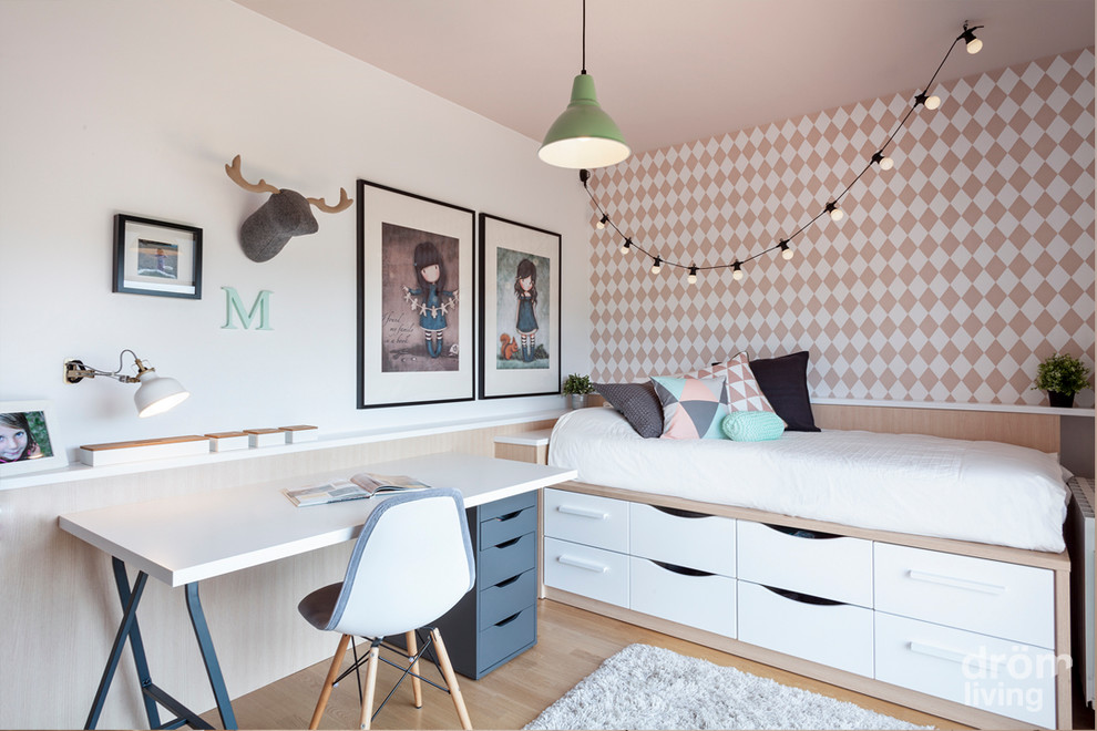 Mid-sized scandinavian kids' bedroom in Barcelona with multi-coloured walls and light hardwood floors for kids 4-10 years old and girls.