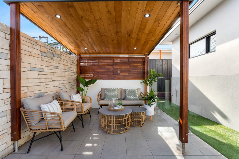 Foto de patio contemporáneo de tamaño medio en patio trasero con cocina exterior, suelo de baldosas y cenador