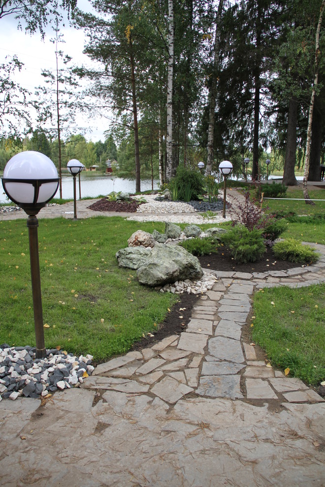 Цветник с камнями и композицией из кустарника