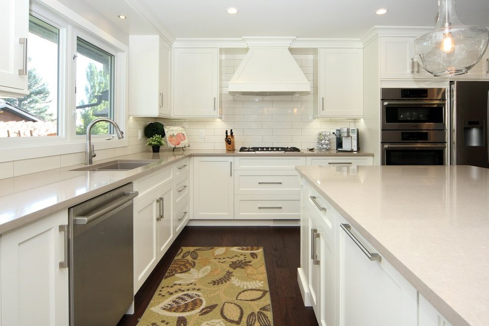 Kitchen - transitional kitchen idea in Calgary