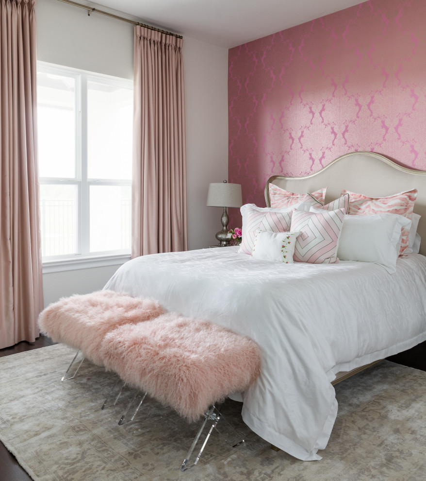 ヒューストンにあるお手頃価格の広いトラディショナルスタイルのおしゃれな子供部屋 (ピンクの壁、濃色無垢フローリング、茶色い床、壁紙) の写真