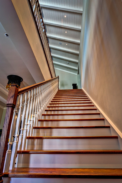 Custom Solid Hickory Floor and Stairs estilo-craftsman-escalera