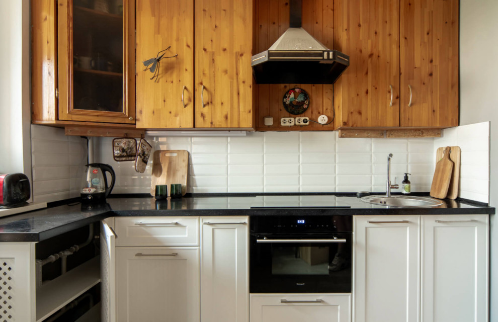 Кухня с витриной в белом цвете