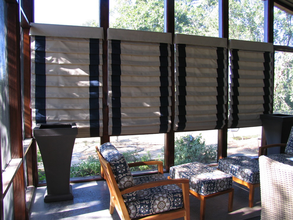 Inspiration for a contemporary backyard screened-in verandah in Austin with a roof extension.