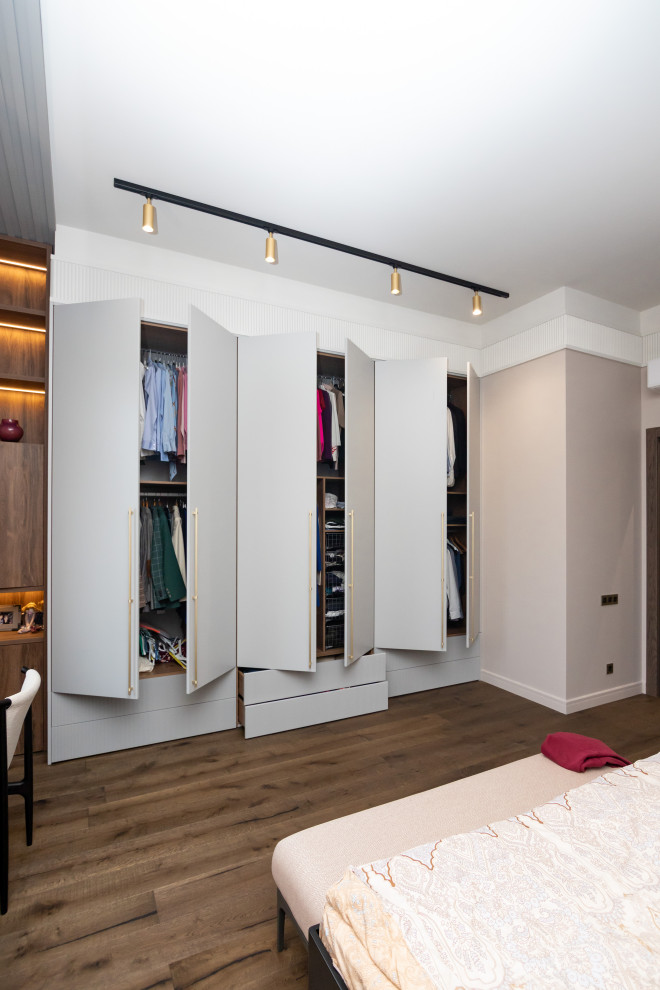 Меблировка спальни: шкаф, стеллаж и стол-подоконник