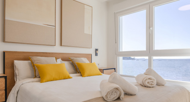 Verde que  te quiero verde coastal-bedroom