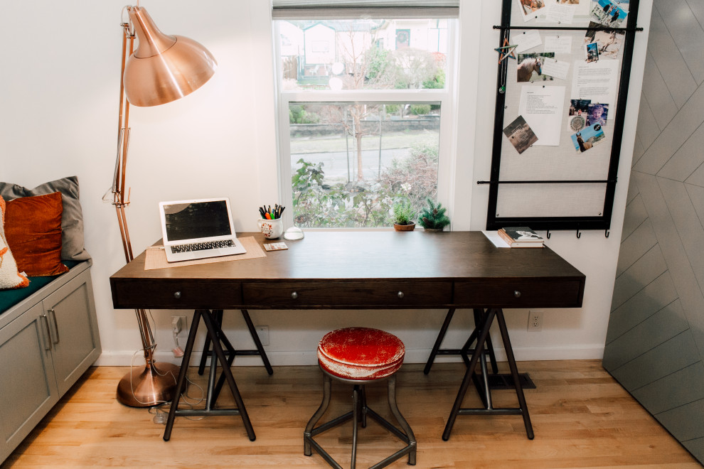 Foto de despacho bohemio pequeño con paredes blancas, suelo de madera en tonos medios, escritorio independiente y suelo marrón