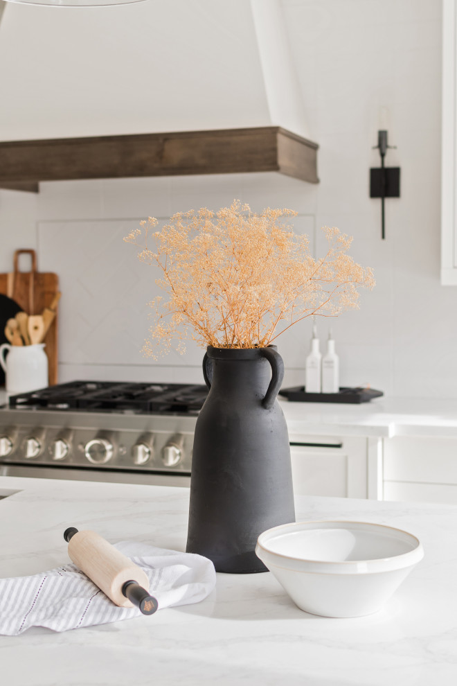 Transitional kitchen photo in Toronto