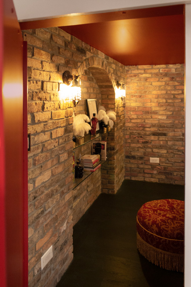 Пример оригинального дизайна: подземный подвал среднего размера в стиле неоклассика (современная классика) с домашним баром, серыми стенами, полом из винила, фасадом камина из дерева и серым полом