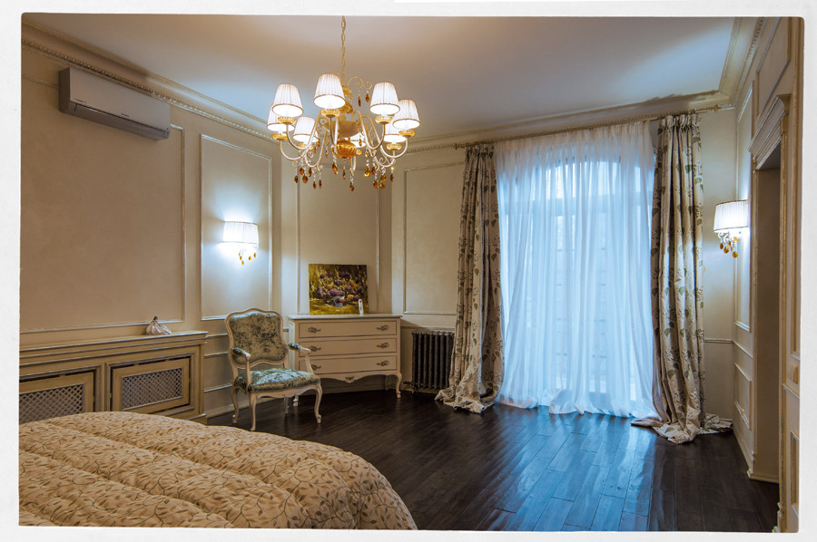 Оформление спальной комнаты панелями буазери и двери в гардеробную