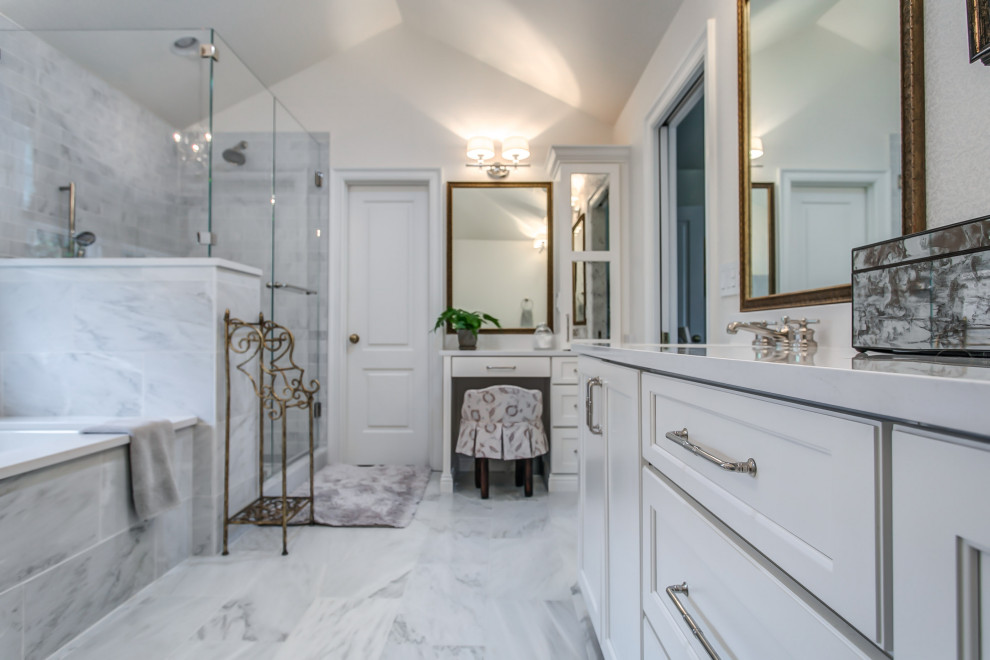 Exempel på ett klassiskt en-suite badrum, med öppna hyllor, vita skåp och brunt golv