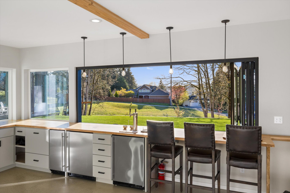 Minimalist home design photo in Seattle