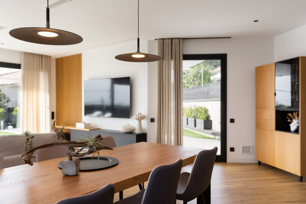 Modelo de comedor minimalista de tamaño medio abierto con suelo de madera en tonos medios, suelo marrón y bandeja