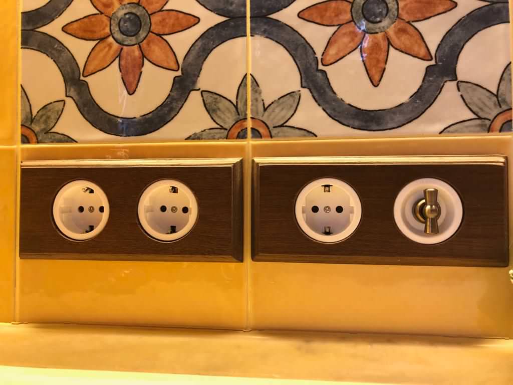 Винтажная электрика Salvador для скрытого монтажа в интерьере загородного дома.