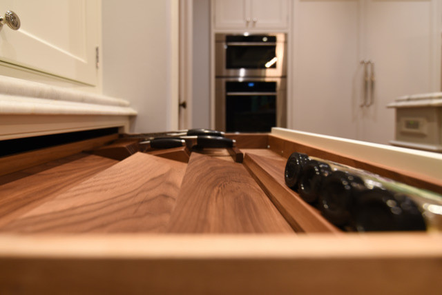 Example of a transitional home design design in Chicago