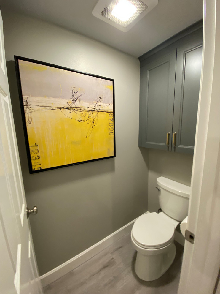Imagen de cuarto de baño principal, doble y a medida clásico renovado de tamaño medio con armarios con paneles lisos, puertas de armario grises, encimera de cuarzo compacto y encimeras blancas