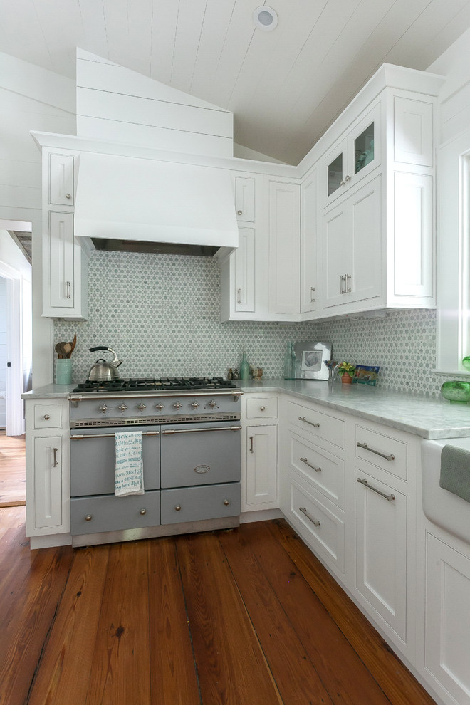 Mid-sized kitchen in Charleston with a farmhouse sink, shaker cabinets, white cabinets, marble benchtops, white splashback, mosaic tile splashback, coloured appliances and medium hardwood floors.