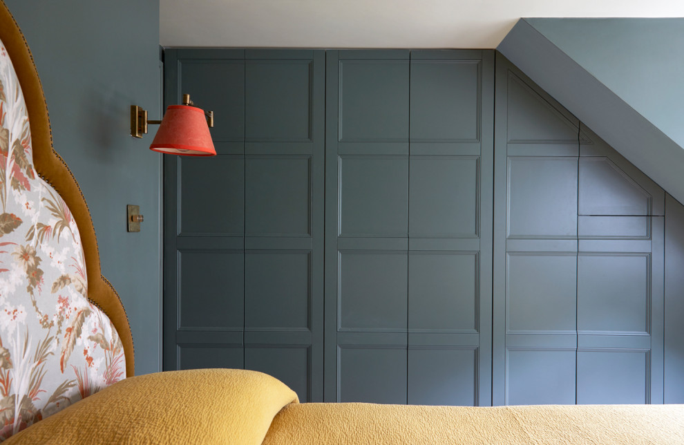 ロンドンにある中くらいなトランジショナルスタイルのおしゃれな主寝室 (緑の壁、無垢フローリング、ベージュの床、パネル壁) のインテリア