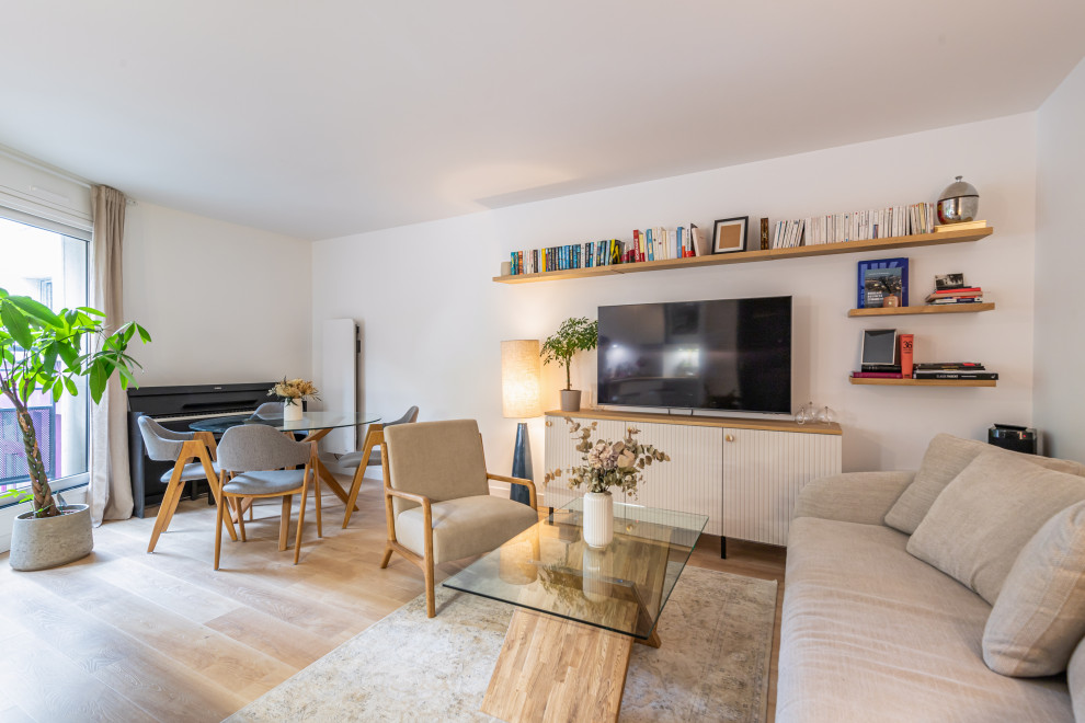 Mittelgroßes, Offenes Klassisches Wohnzimmer ohne Kamin mit weißer Wandfarbe, hellem Holzboden, TV-Wand und beigem Boden in Paris