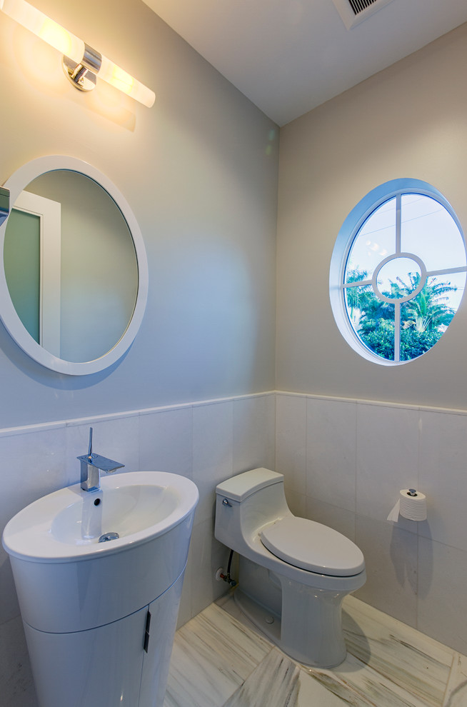 Example of a transitional home design design in Miami