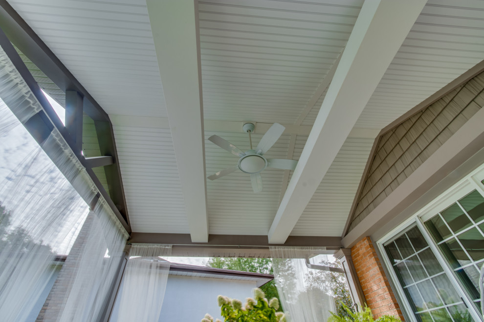 Inspiration for a transitional deck remodel in Toronto