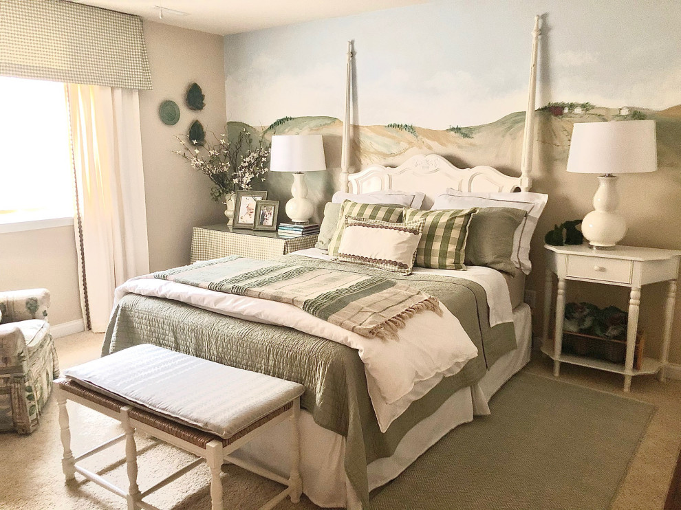 Foto di una camera degli ospiti country di medie dimensioni con pareti beige, moquette e pavimento beige