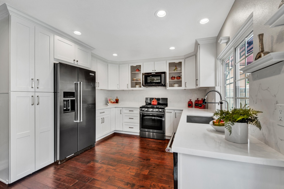 Example of a transitional kitchen design in Orange County