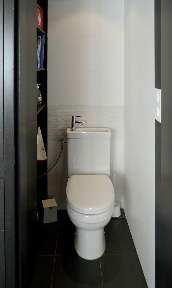 Idee per un piccolo bagno di servizio design con nessun'anta, ante nere, WC a due pezzi, piastrelle in ceramica, pareti bianche, pavimento con piastrelle in ceramica e lavabo da incasso