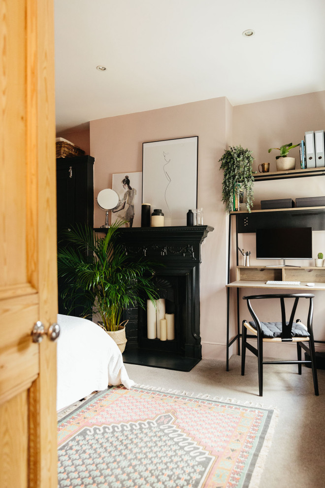 Свежая идея для дизайна: гостевая спальня среднего размера, (комната для гостей) в стиле модернизм с розовыми стенами, ковровым покрытием, стандартным камином, бежевым полом и кирпичными стенами - отличное фото интерьера