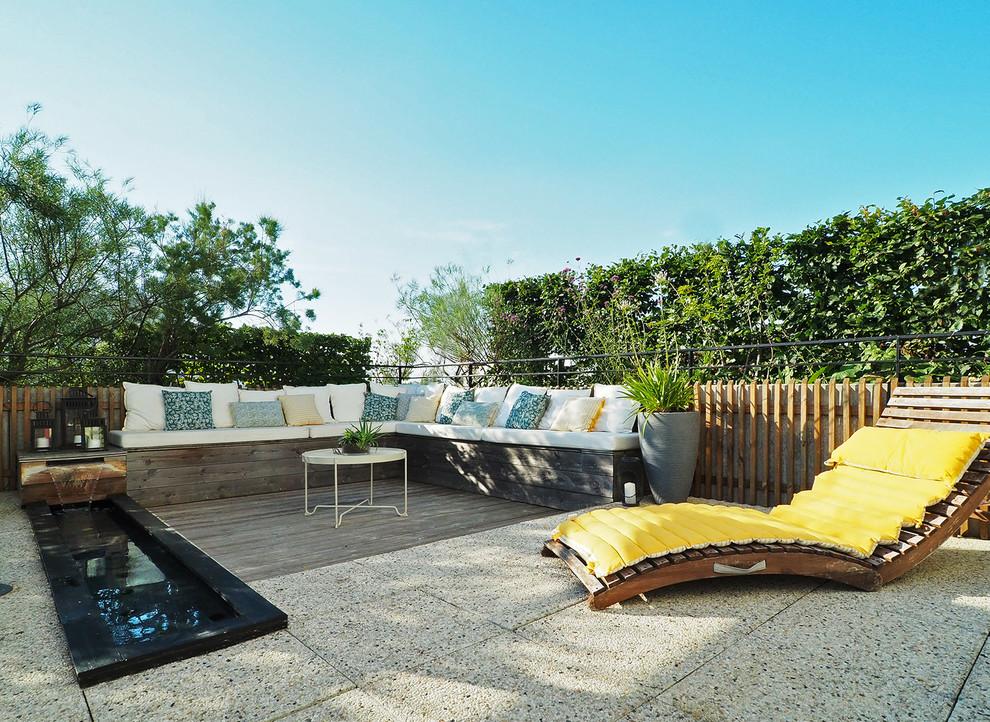 Small contemporary rooftop deck in Paris with a water feature.