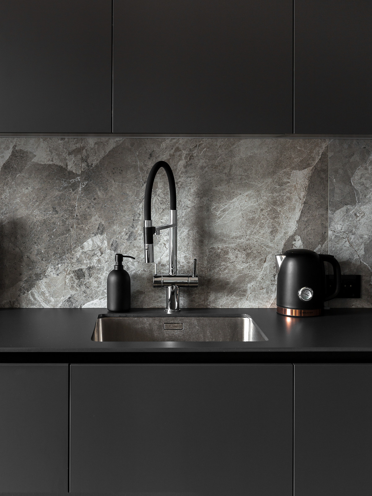 Текстурный фартук в зоне мойки