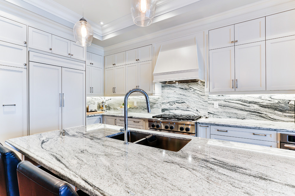 Kitchen - transitional kitchen idea in Toronto