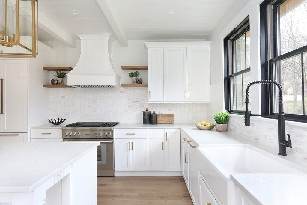 Kitchen - kitchen idea in Boston