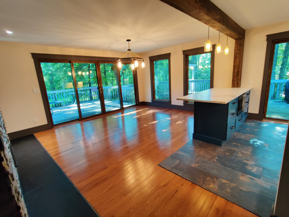 Mountain style home design photo in Bridgeport
